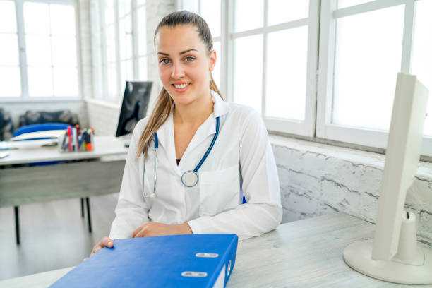 国内代生包双胞胎,哺乳期出现大小奶能通乳来纠正调整吗？