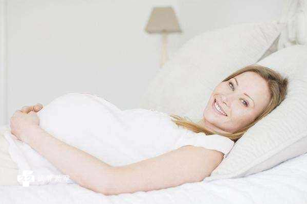 国内供卵试管医院费用,女性子宫比较小能不能进行试管婴儿？